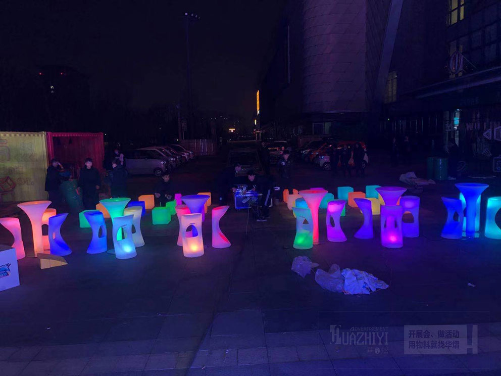 發(fā)光吧桌椅出租營(yíng)造多彩夜景