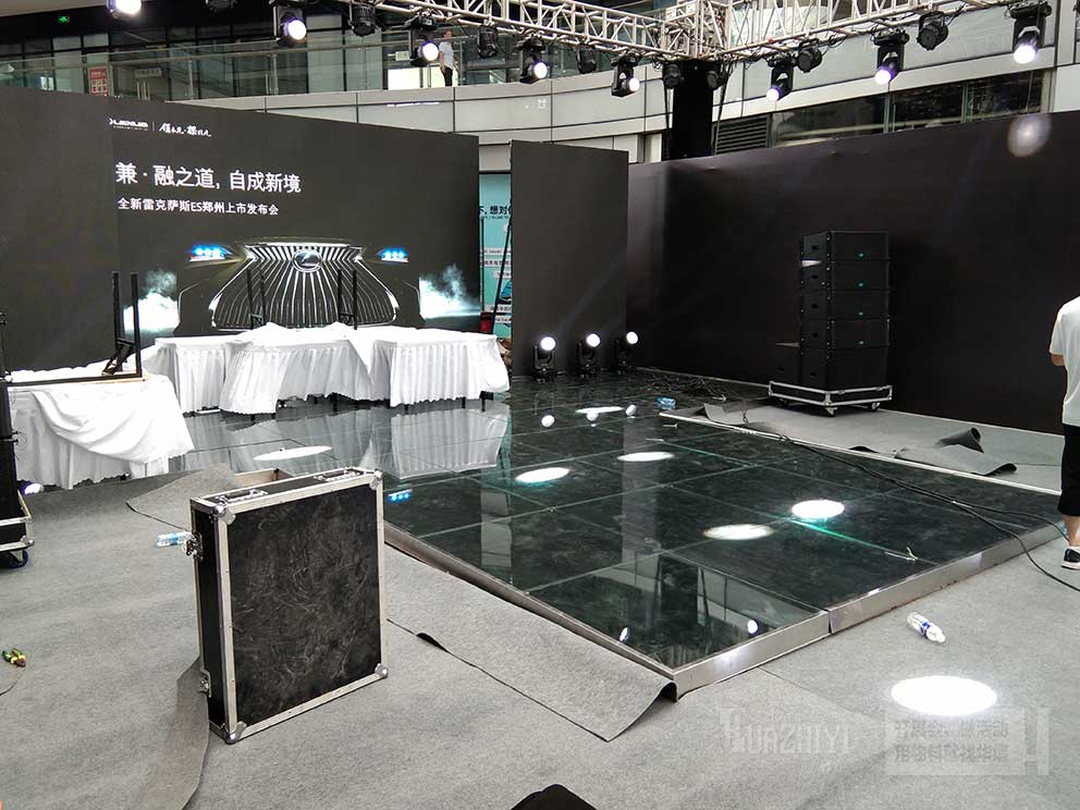 品牌汽車(chē)發(fā)布會(huì)搭建玻璃地臺(tái)