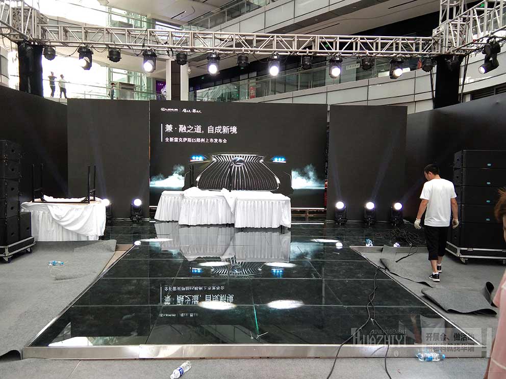 品牌汽車(chē)發(fā)布會(huì)搭建玻璃地臺(tái)