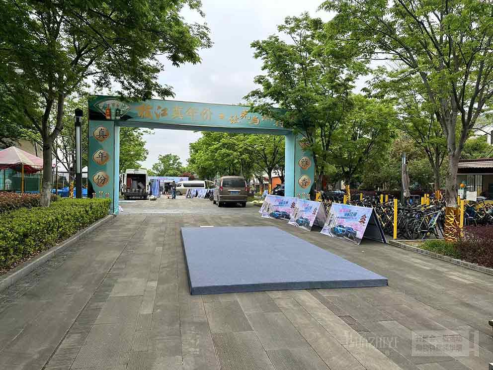 汽車品牌展車使用華熠地臺租賃有很多優點