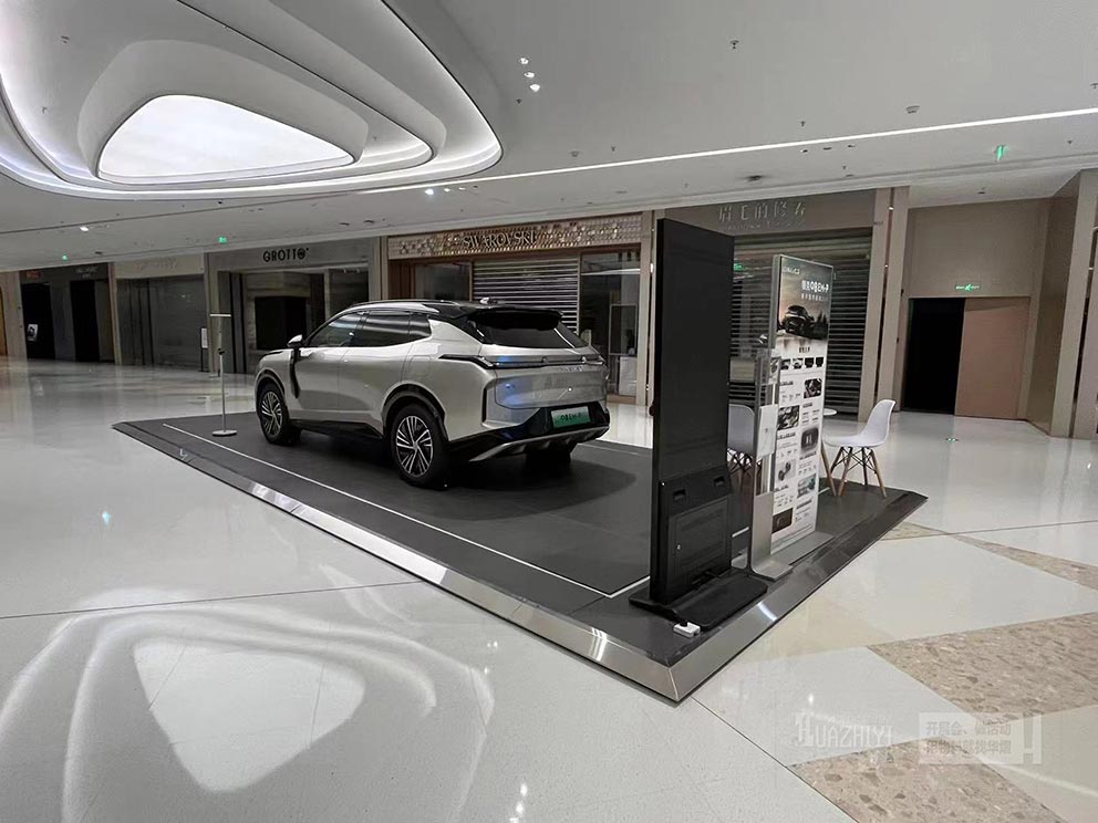 鄭州地臺出租廠家搭建了臨時(shí)車展的全套物料，讓您省心省力