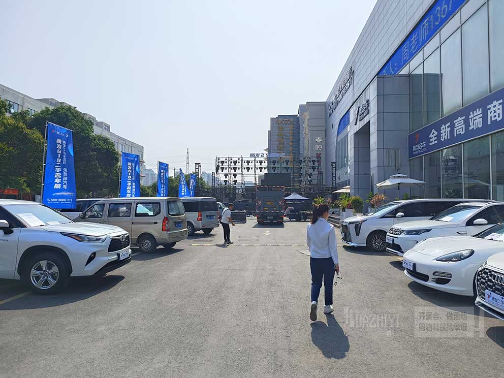 騰發(fā)二手車二十五周年慶現(xiàn)場(chǎng)的道旗出租由鄭州華熠廠家提供