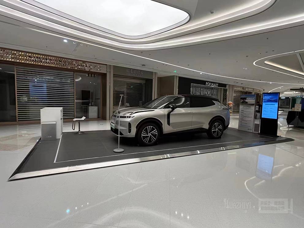 鄭州地臺出租廠家搭建了臨時(shí)車展的全套物料，讓您省心省力