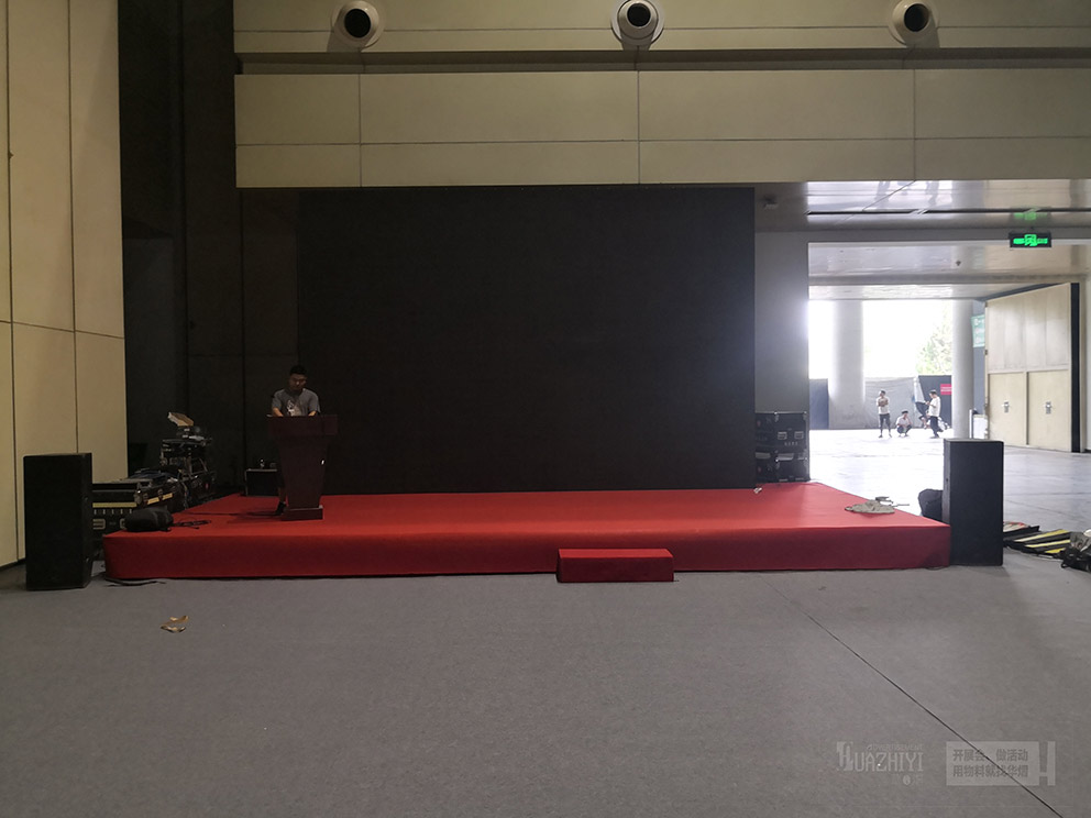 鄭州舞臺搭建不僅可以在室外使用,在展館內(nèi)也是可以的