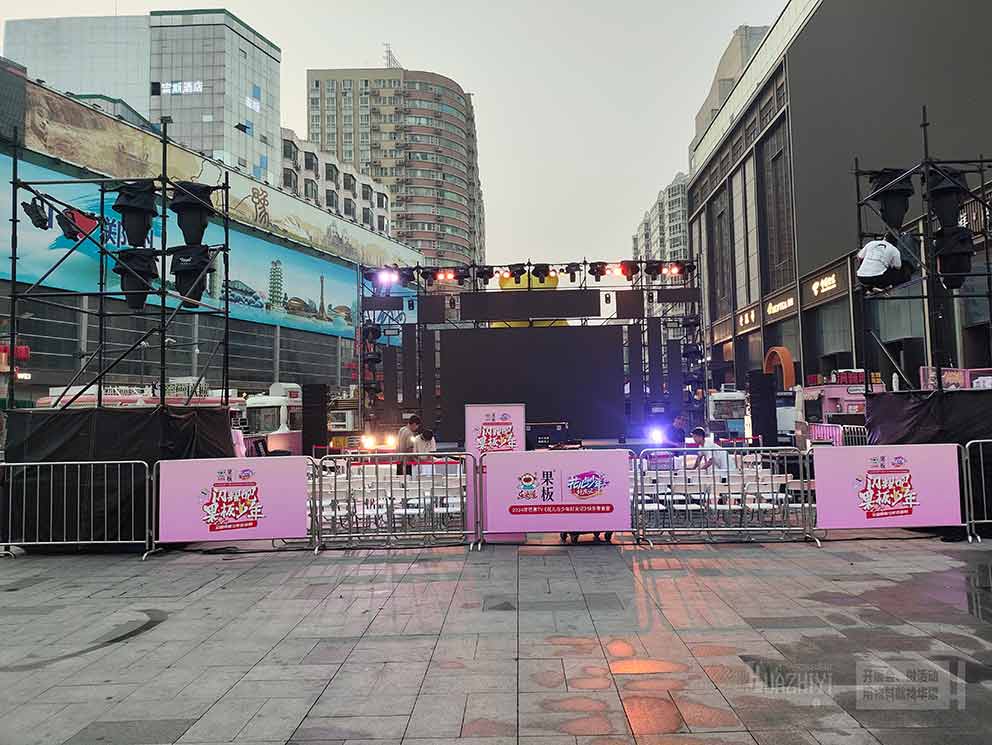 鄭州鐵馬護欄租賃廠家助力零食快閃活動，打造安全有序現場