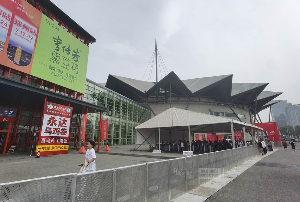 鄭州2024會(huì)展中心第九屆餐飲業(yè)博覽會(huì)現(xiàn)場(chǎng)的防爆欄租賃由華熠廠家提供布置