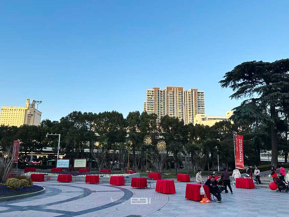 2025鄭州憲法宣傳周啟動(dòng)儀式，鄭州桌椅道旗租賃進(jìn)行布場